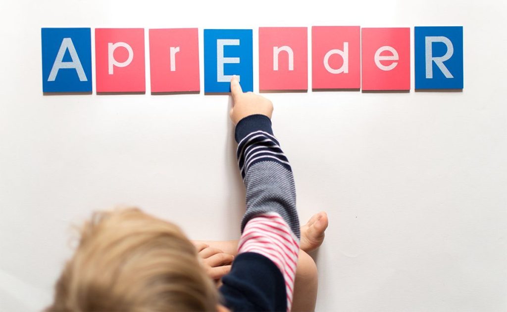 Las letras de lija Montessori pertenecen a la serie blanca