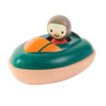 Lancha azul de madera que flota en el agua de plantoys para juguetes de bañera