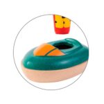 Lancha azul de madera que flota en el agua de plantoys para juguetes de bañera