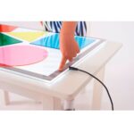Imagen de una niña en la Mesa de luz de led portatil A2