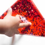 Formas geométricas de gelatina translúcidas para la mesa de luz con purpurina y con diferentes colores, rojo,triángulo, cuadrado, círculo, rectángulo