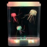 Tanque de medusas con luz ultravioleta. Pecera, acuario con colores