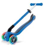 Patinete plegable Globber azul con luces en las ruedas
