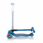 Patinete plegable Globber azul con luces en las ruedas
