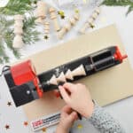 imagen de la herramienta eléctrica en uso con el material del pack