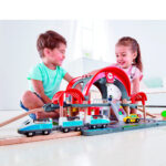 Imagen de niños jugando con Tren interurbano con vagón de Hape