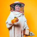 Botella sensorial abejas con base amarilla y abeja y bolitas negras