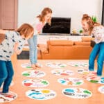 Dobble XXLcon cartas gigantes para saltar sobre ellas