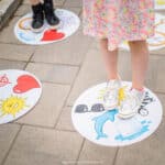 Dobble XXLcon cartas gigantes para saltar sobre ellas