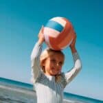 imagen de una niña jugando con la Pelota de voleibol playa multicolor de Liewood