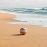 imagen de la Pelota de voleibol playa multicolor de Liewood en la playa
