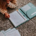 imagen de una niña pintando con la Tableta de luz con plantillas Kidydraw Alimentos