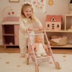 imagen de una niña con su muñeca en la Sillita de madera Little Dutch para muñecas