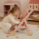 imagen de una niña jugando con la Sillita de madera Little Dutch para muñecas
