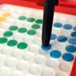 imagen de una de las caras de la Pizarra magnética 2 en 1 con tarjetas para reproducir