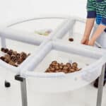 Mesa sensorial circular con cuatro bandejas