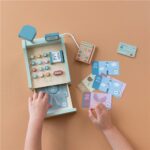 caja registradora de madera con dinero tarjeta y datáfono