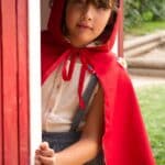 Niña vestida con la Capa reversible con capucha de Caperucita Roja