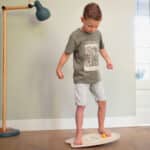 tabla de surf de equilibrio con 5 bolas de diferentes tamaños para hacerlas rodar por la misma