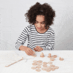 juego de 12 piezas de madera con 24 discos planos a juego impresos con el contorno de la forma de la piezas para juegos de memoria y combinación