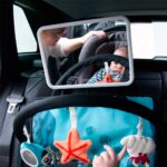 imagen de como se ve al bebé con el Espejo retrovisor bebé para el coche con luz Led y mando