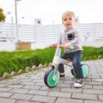 imagen de un niño sobre Mi primer triciclo de equilibrio menta de Hape
