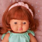 muñeca niña pelirroja con ojos marrones de 38 centímetros