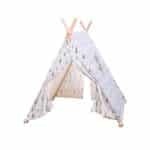 tienda tipi de tela y estructura de madera con estampado de árboles
