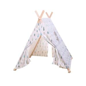 tienda tipi de tela y estructura de madera con estampado de árboles