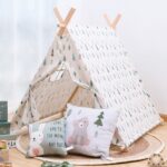 tienda tipi de tela y estructura de madera con estampado de árboles