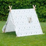 tienda tipi de tela y estructura de madera con estampado de árboles