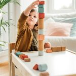niña jugando con los 20 bloques de construccion de corcho Architects de Korko premio sostenibilidad