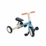 Primer plano del triciclo Gyro azul en modo triciclo con pedales