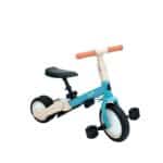 Primer plano del triciclo Gyro azul mostrando sus ruedas y pedales desmontables
