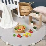 Cesta de mimbre sintético con 24 frutas y verduras de madera