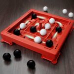 Orbito juego de estrategia de 4 en raya en un tablero giratorio que cambian de posición las bolas en cada partida
