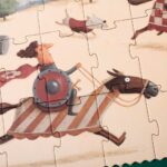 puzzle I´m a knight 100 piezas con ilustraciones en un tono de humos en un castillo medieval de la marca Londji