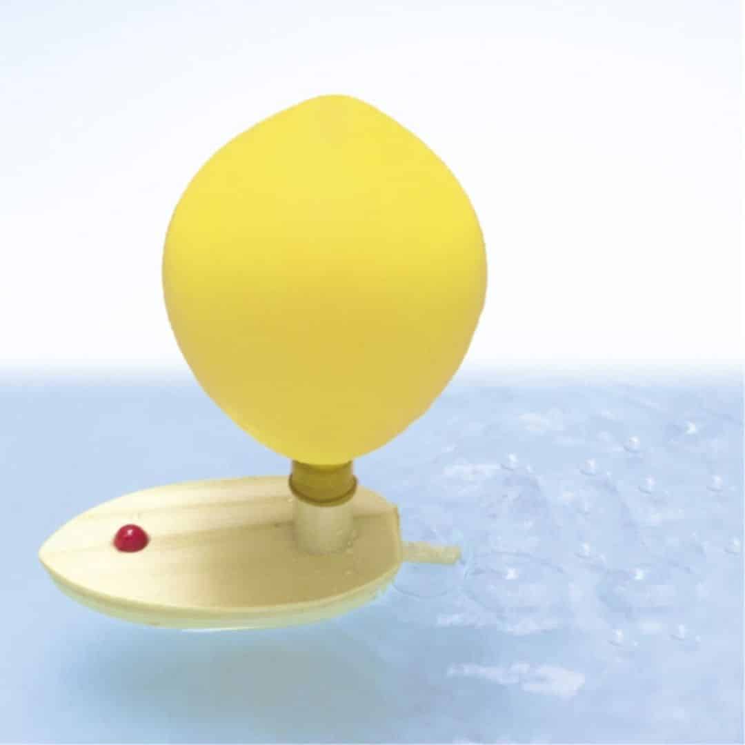 Barco de madera propulsado por globo Barquito de madera con un pitorro en la parte superior en la que se engancha un globo. Cuando se desinfla, el barco se mueve.