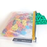 imagen de la Bolsa transparente porta todo para organizar juguetes A5 con piezas meli en su interior