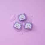 3 cubos sensoriales de luz GloPals lilas mojados sobre fondo lila