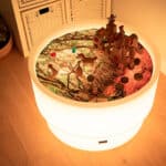 Vinilo para mini mundos temática bosque sobre mesa de luz