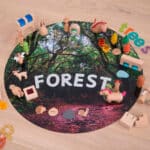 Vinilo para mini mundos temática bosque sobre alfombra de juego