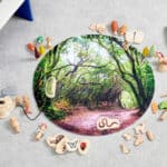 Vinilo para mini mundos temática bosque sobre mesa de luz y con diferentes elementos de juego