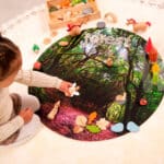niño jugando con Vinilo para mini mundos temática bosque sobre mesa de luz