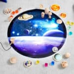 Vinilo para mini mundos temática espacio sobre mesa de luz y con diferentes elementos de juego