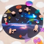 Vinilo para mini mundos temática espacio sobre mesa de luz redonda y con diferentes elementos de juego