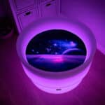 Vinilo para mini mundos temática espacio sobre mesa de luz con luz negra