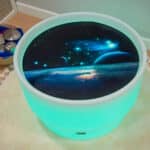 Vinilo para mini mundos temática espacio sobre mesa de luz de agua