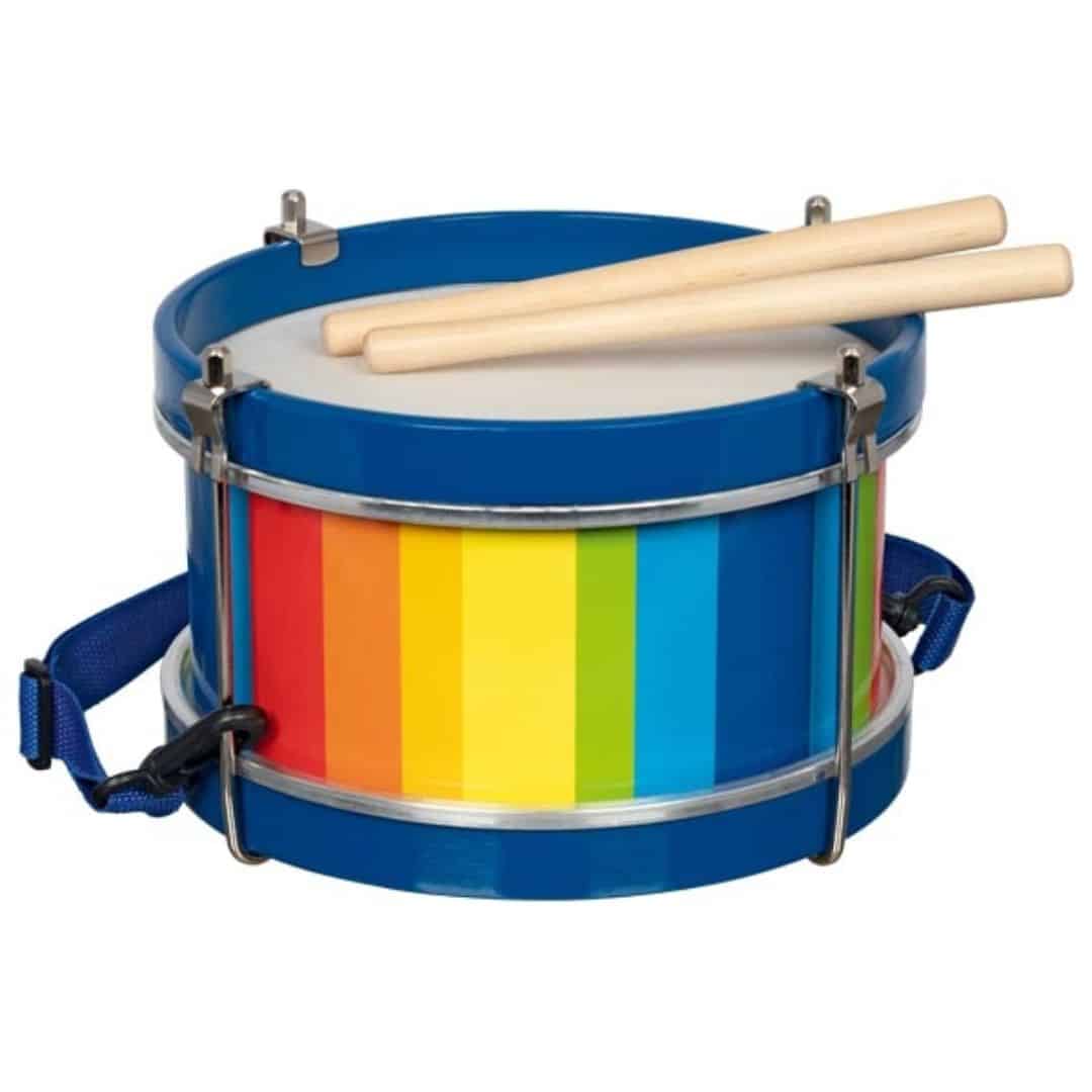 tambor-cinturon-bandolera-ajustable Tambor con los bordes azules y el lateral con los colores del arcoíris y dos baquetas encima. Tiene cinturón bandolera ajustable.