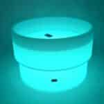 Mesa de experimentación con agua, arena y luz led encendida en color azul.